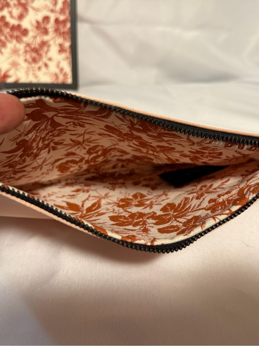 Gucci Bloom pink satin zippered pouch / cosmetic bag. New in box - Picture 4 of 10